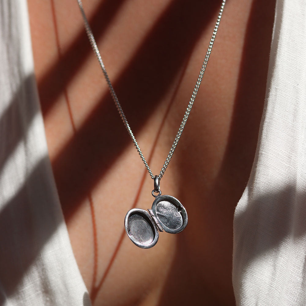 De una deals vez locket necklace